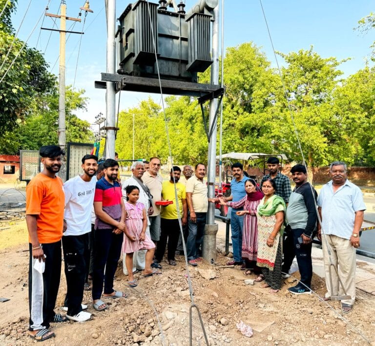 दीपक शर्मा ने सेक्टर 32 में बिजली की समस्या का हल करवाया, लगवाया अस्थाई ट्रांसफार्मर