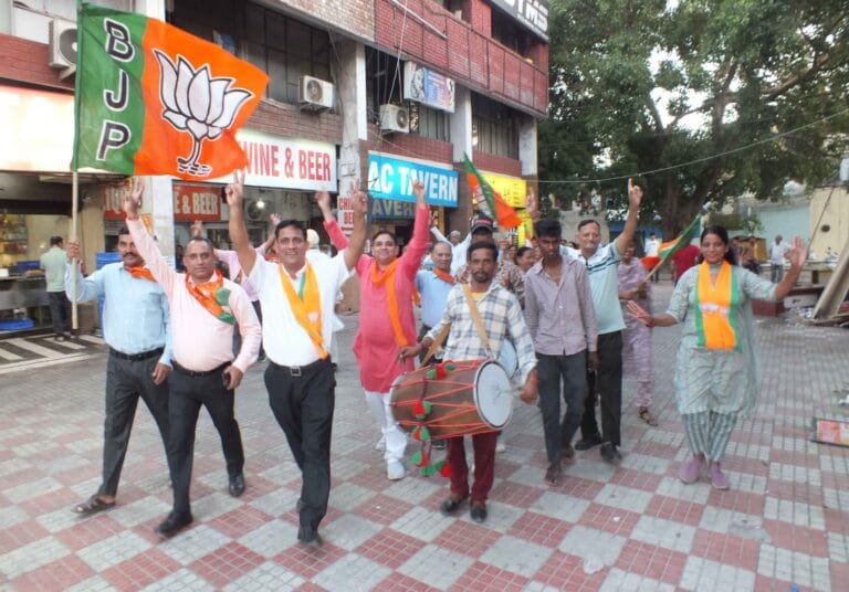 नरेंद्र मोदी के तीसरी बार प्रधानमंत्री बनने पर उत्तराखंड प्रकोष्ठ ने बांटे लड्डू और लोगों को दी बधाई