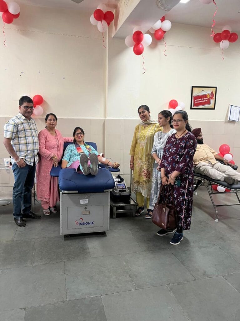 शिवानन्द चौबे मेमोरियल चेरिटेबल ट्रस्ट ने विश्व रक्तदाता दिवस पर लगाए गए रक्तदान शिविर में कुल 136 यूनिट रक्त एकत्रित किया