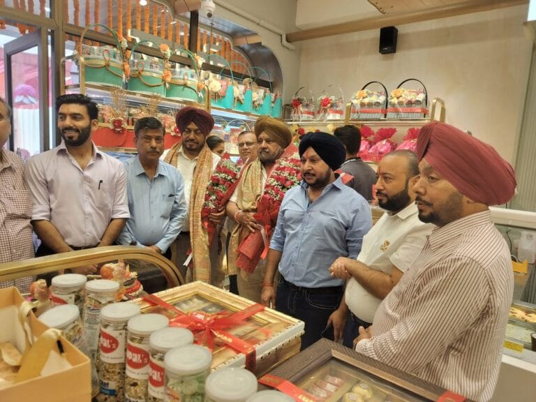 लुधियाना डूगरी में गोपाल स्वीट्स के 18वें आउटलेट का शुभारंभ