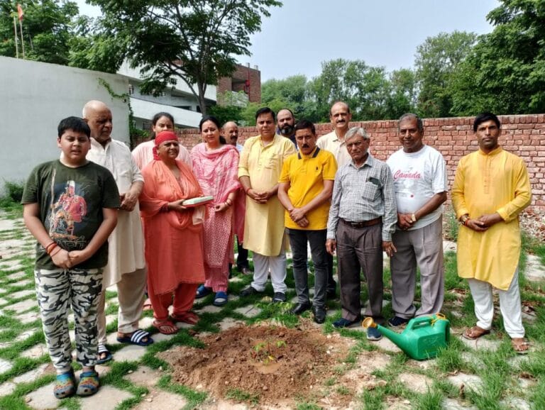 जन्मदिन के पावन अवसर पर पौधा लगाने और बचाने का दिया संदेश