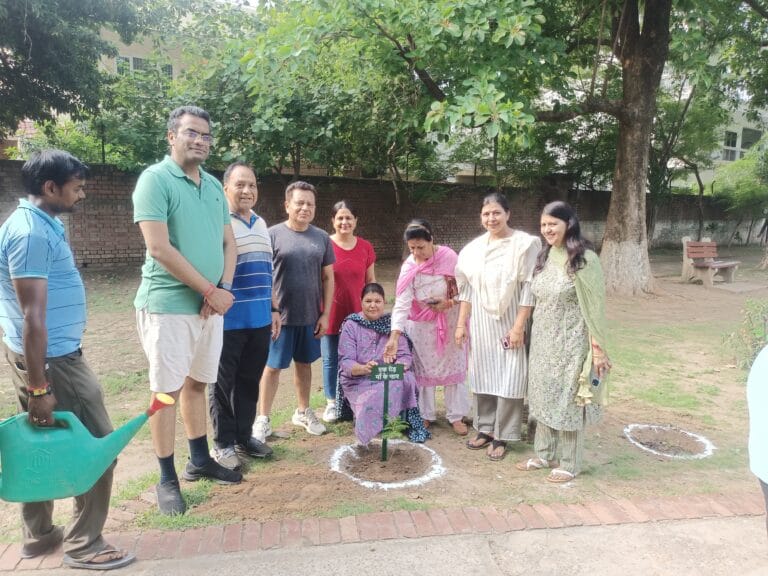 एक पौधा मां के नाम : मंडल नंबर 11 में चलाया गया पौधरोपण अभियान