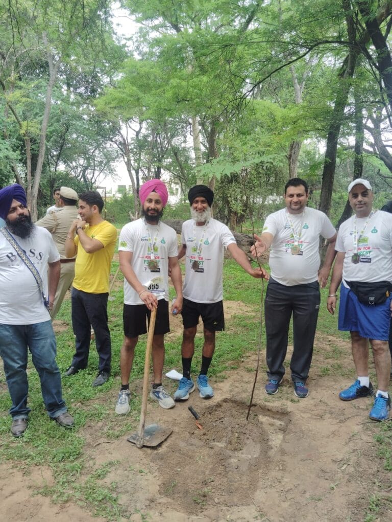 एक पेड़ माँ के नाम- टीम सॉल्यूशंस ने वृक्षारोपण जागरूकता अभियान किया आयोजित