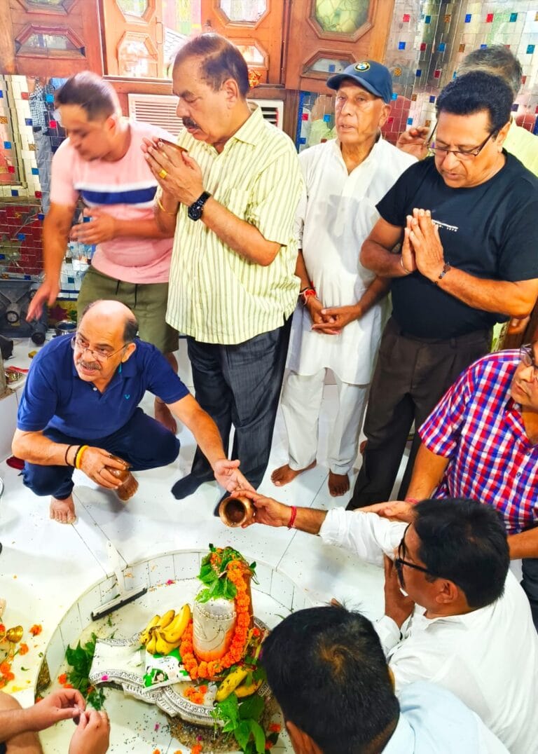 सावन माह का पहला सोमवार: सेक्टर 46 मन्दिर में पूजा अर्चना कर भोलेनाथ का किया जलाभिषेक