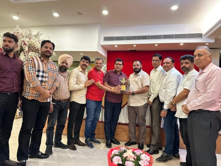 औद्योगिक क्षेत्र में आ रही समस्याओं को लेकर मेयर को सौंपा ज्ञापन