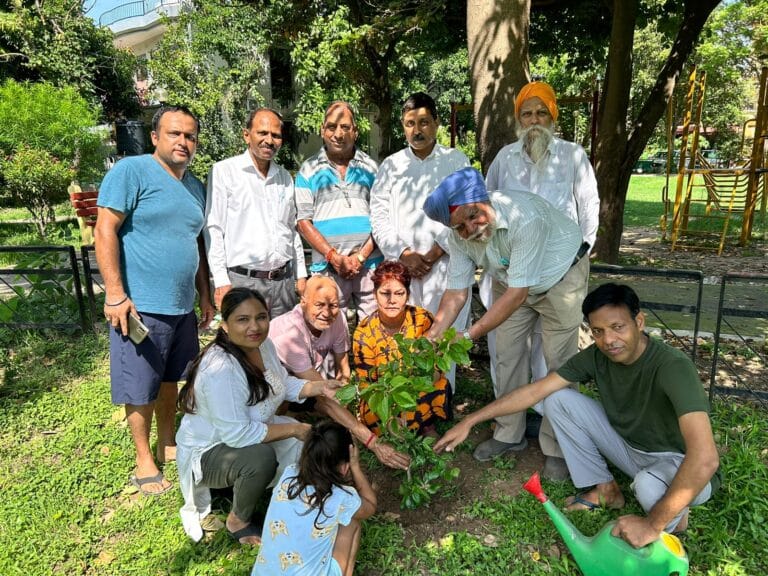 विश्व प्रकृति संरक्षण दिवस के अवसर पर फूलदार और फलदार पौधे लगाये