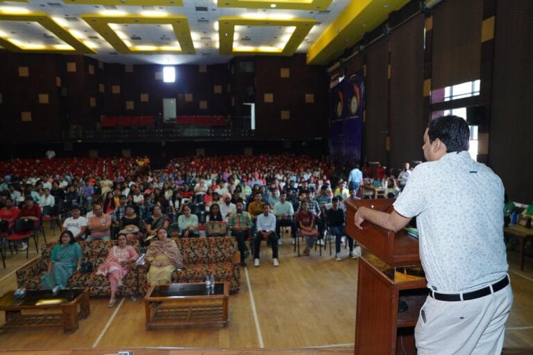 कॉलेज ऐसा माहौल देने के लिए प्रतिबद्ध है जो सीखने, विकास और तरक्की को बढ़ावा दे- डॉ. अजय शर्मा