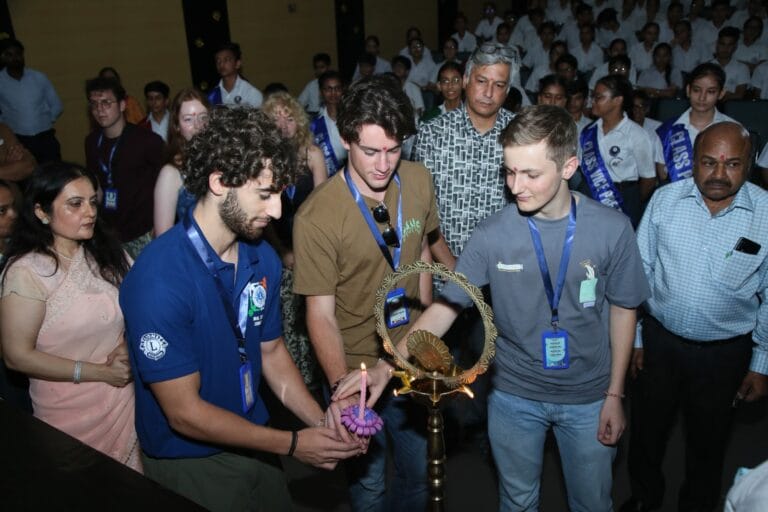 मानव मंगल स्मार्ट स्कूल में यूथ एक्सचेंज प्रोग्राम में पहुंचे विदेशी छात्र