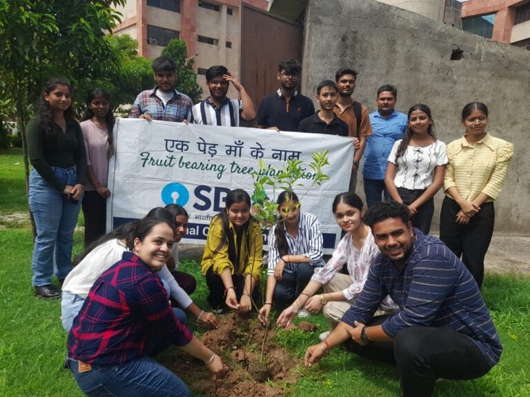 गवर्नमेंट कॉलेज फ़ॉर बिज़नेस एडमिनिस्ट्रेशन सेक्टर 50 के स्वच्छ भारत मिशन द्वारा एसबीआई के सहयोग से चलाया गया वृक्षारोपण अभियान