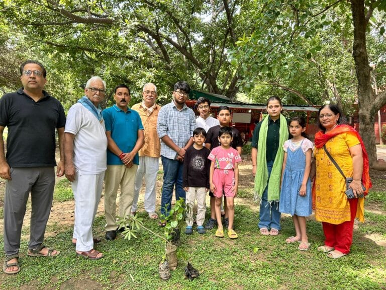 मित्रता दिवस पर पौधरोपण कर दिया मित्रता का संदेश