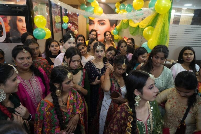 ज़ुरी ब्यूटी अकादमी में धूमधाम से मनाया तीज उत्सव