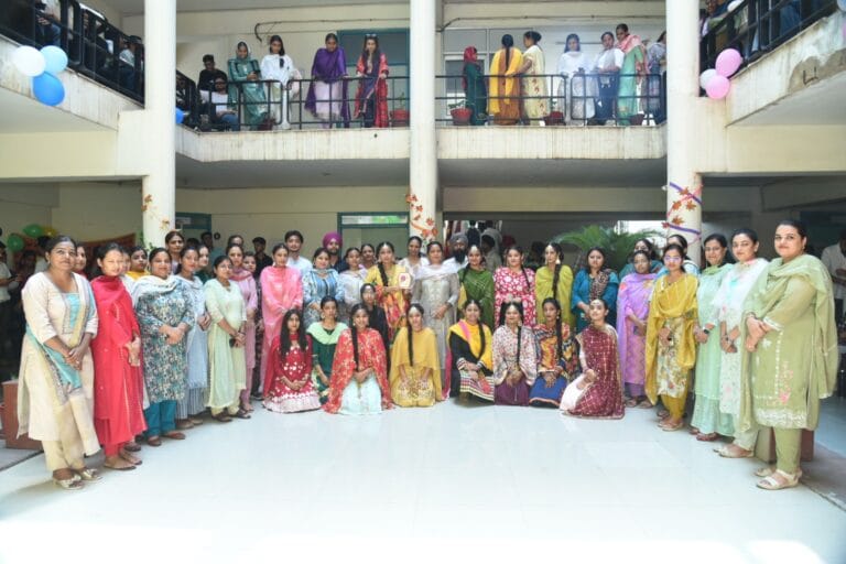 खालसा काॅलेज के विद्यार्थियों ने मनाई तीज, लगाई मेंहदी