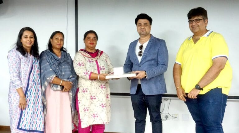 उद्यमिता और व्यापार रणनीति के महत्वपूर्ण पहलुओं को उद्योग