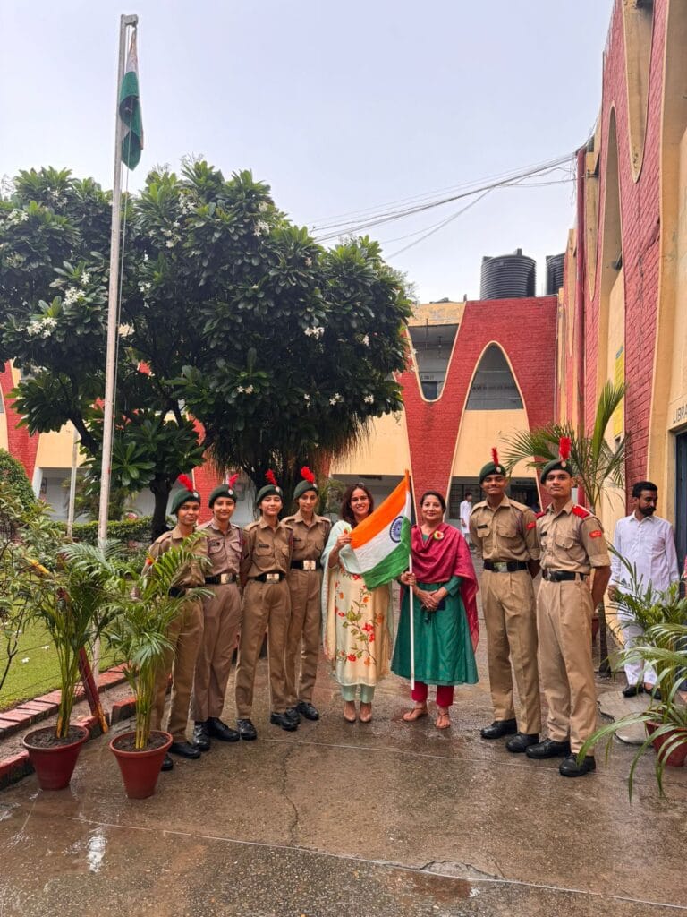 देव समाज स्कूल ने स्वतंत्रता दिवस मनाया