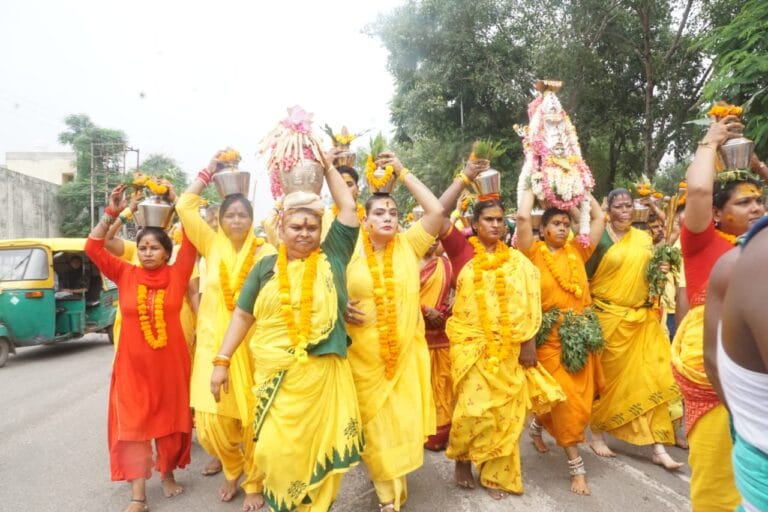 शक्ति कलश, अग्नि कलश यात्रा और जीभ में त्रिशूल घोंप दिखाई धार्मिक आस्था