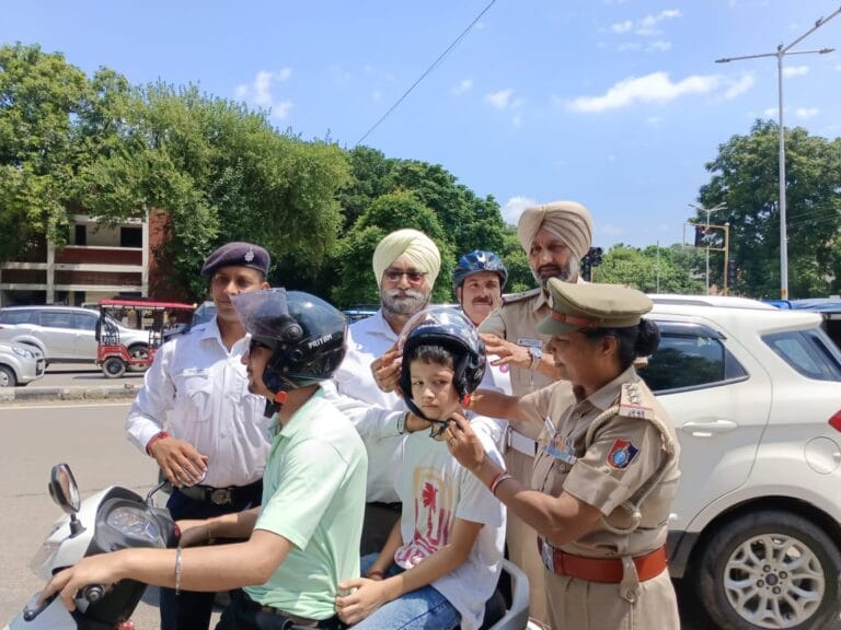 चंडीगढ़ ट्रैफिक पुलिस और ओंकार चैरिटेबल फाउंडेशन ने आमजन को सड़क सुरक्षा, यातायात नियमों के बारे में किया जागरूक