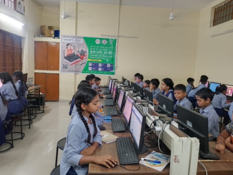 झौंपड़ पट्टी में रहने वाले सरकारी स्कूल के बच्चे हिंदी में सीख रहे कोडिंग