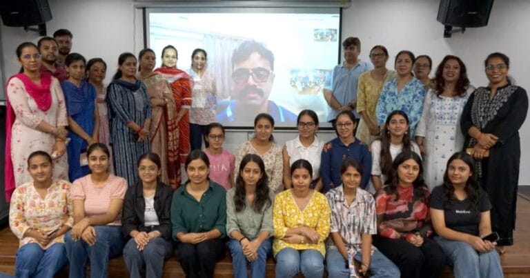 अंतरिक्ष अन्वेषण में भारत की उपलब्धियों के बारे में छात्रों को दी गई जानकारी