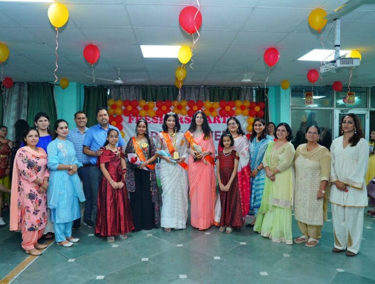 एसडी कॉलेज के गर्ल्स हॉस्टल स्टूडेंट्स की फ्रेशर्स नाईट में वंशिका को पहनाया गया मिस फ्रेशर 2024 का ताज