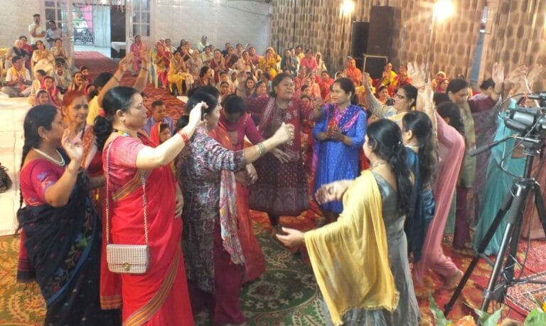 भगवान के सुंदर भजनों को सुनकर श्रद्धालु हुए मंत्र मुग्ध