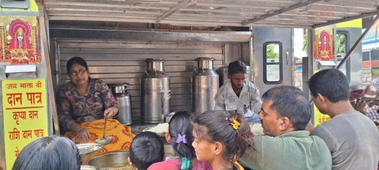 अन्न भंडारे लगाके हम समाज में प्यार और करुणा फैलाने का प्रयास कर रहे हैं : रुंगटा