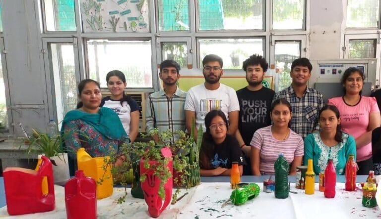 वेस्ट रीसाइक्लिंग वर्कशॉप में छात्रों ने बेकार प्लास्टिक की बोतलों से बनाए प्लांटर्स