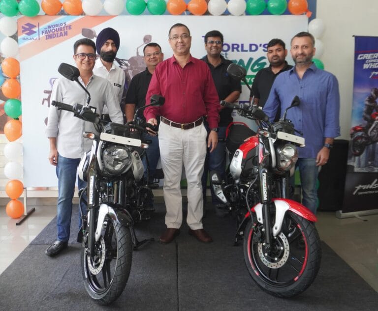 चंडीगढ़ में दुनिया की पहली सीएनजी मोटरसाइकिल फ्रीडम 125 लॉन्च, पर्यावरण विभाग के डायरेक्टर ने किया नई बाइक्स को लॉन्च