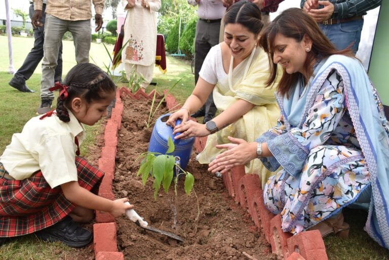 स्कूल और सरकार का सराहनीय पहल,पेड़ लगाओ, भविष्य संवारो