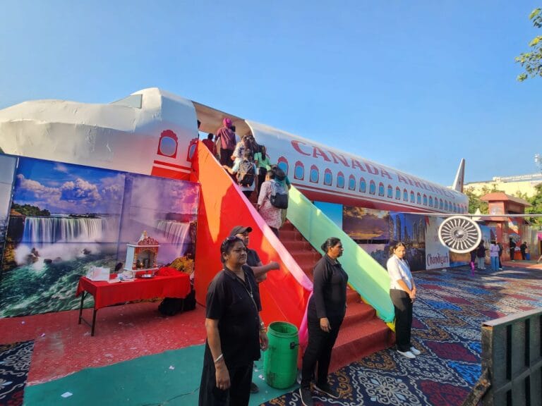 दशहरे पर्व पर कैनेडियन एयरलाइन्स का जहाज बना आकर्षण का केंद्र