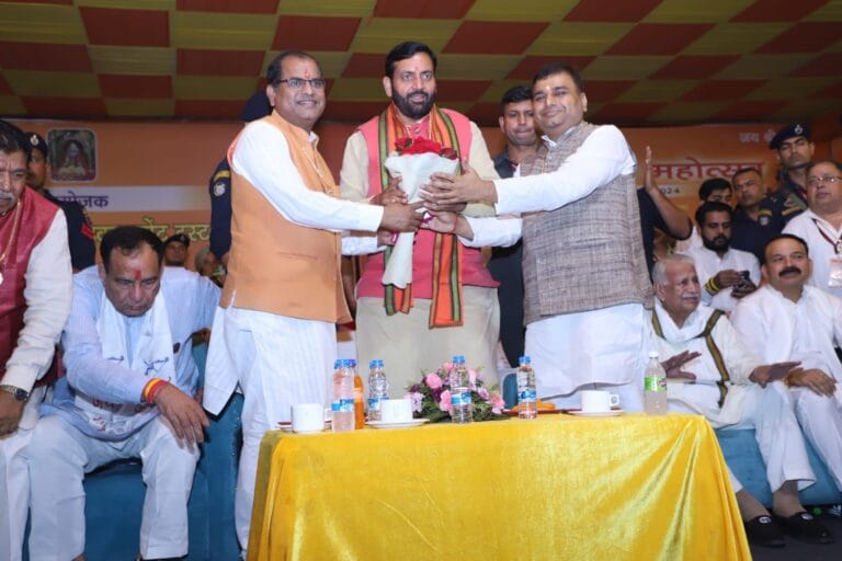 समाजसेवी रूंगटा परिवार के सदस्य दशहरा कार्यक्रम में मुख्य अतिथि के रूप में हुए शामिल