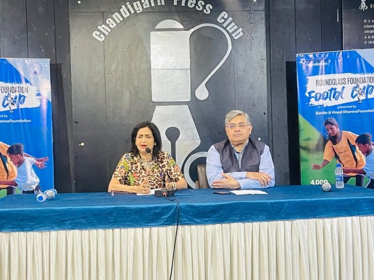 फुटबॉल कप में 50 लड़कियों की टीमों सहित 300 टीमें भाग ले रही हैं