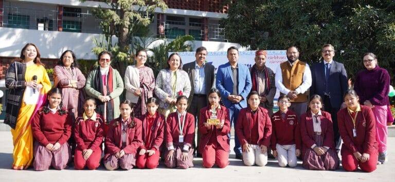 जम्मू-कश्मीर में बच्चों के लिए स्कूल पीस क्लब्स ने भेजे नए ऊनी कपड़े आर्मी ट्रक को मेयर ने दिखाई हरी झंडी
