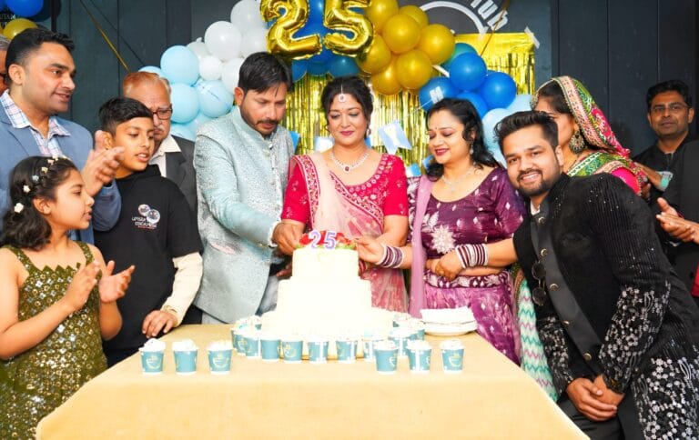 शादी की 25वीं सालगिरह के अवसर पर सिल्वर जुबली का जश्न मनाया विकास व नीलम ने