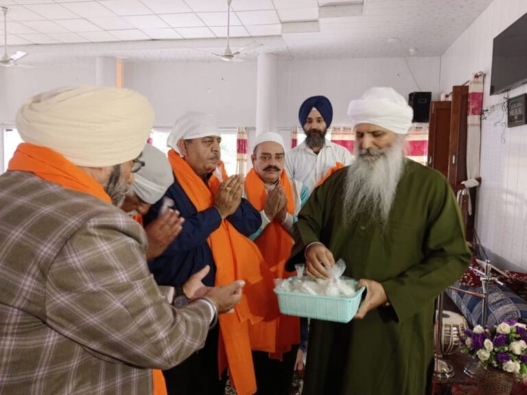 अनिल वोहरा ने गुरुद्वारा नानकसर में बाबा गुरदेव सिंह से लिया आशीर्वाद