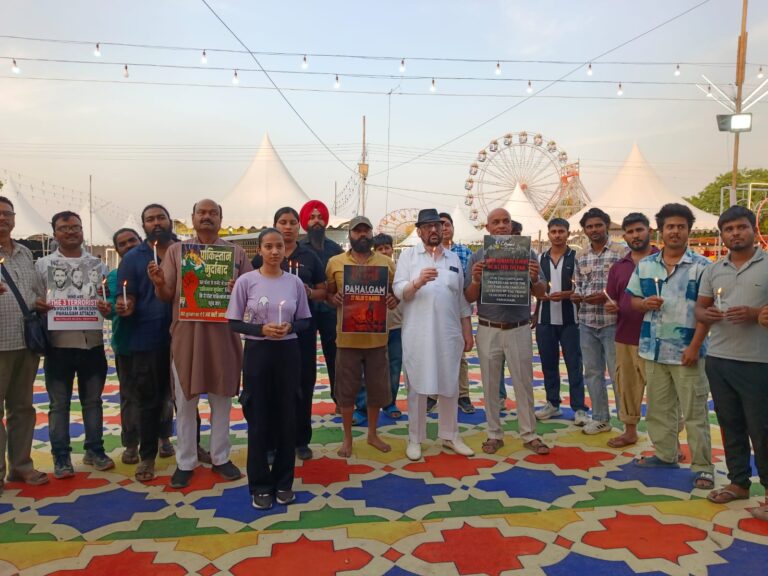 डिज्नीलैंड कार्निवाल के शुभारंभ से पहले पहलगाम आतंकी हमले में शहीद हुए मृतकों को दी श्रद्धांजलि
