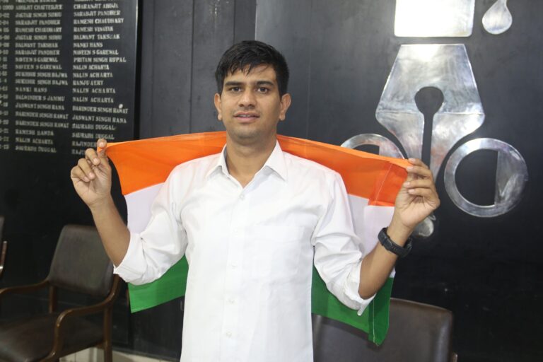 हरियाणा के लाल नरेंद्र कुमार ने रचा नया इतिहास, माउंट अन्नपूर्णा पर फहराया तिरंगा