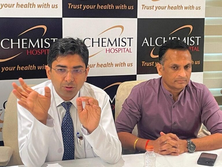 ओजस में हुई फिजिशियन-मॉडिफाइड फेनेस्ट्रेटेड एंडोवैस्कुलर एनेयुरिज़्म रिपेयर सर्जरी