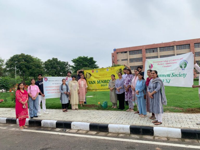 सरकारी कॉलेज ऑफ कॉमर्स एंड बिजनेस एडमिनिस्ट्रेशन-50 में मनाया वन महोत्सव
