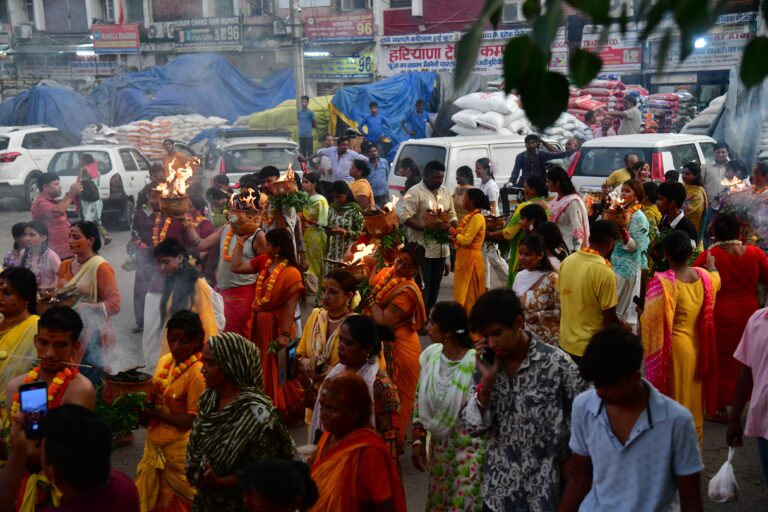शक्ति कलश, जल कलश, दूध कलश यात्रा और त्रिशूल यात्रा में जीभ में त्रिशूल घोंप दिखाई धार्मिक आस्था