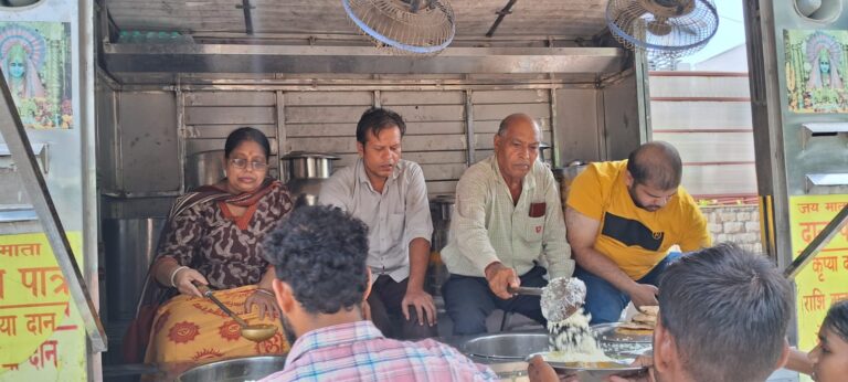 पुरुषोत्तम दास रूंगटा चैरिटेबल ट्रस्ट ने आयोजित किया अन्न भंडारा, अन्न को प्रसाद मानकर की सेवा