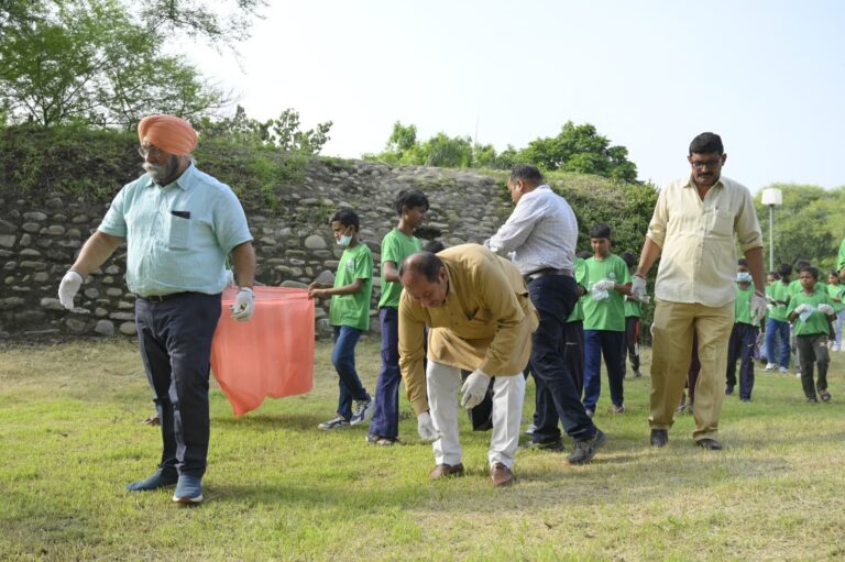 स्वच्छ युवा दूत-ए ब्रिगेड फ़ॉर क्लीनलीनेस ने वैली ऑफ एनिमल में चलाया स्वच्छता अभियान