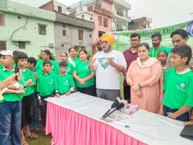 नगर निगम के स्वच्छ और ग्रीन पार्क जागरूकता ड्राइव के तहत ग्रीन बेल्ट इंदिरा कॉलोनी में की गई साफ सफाई