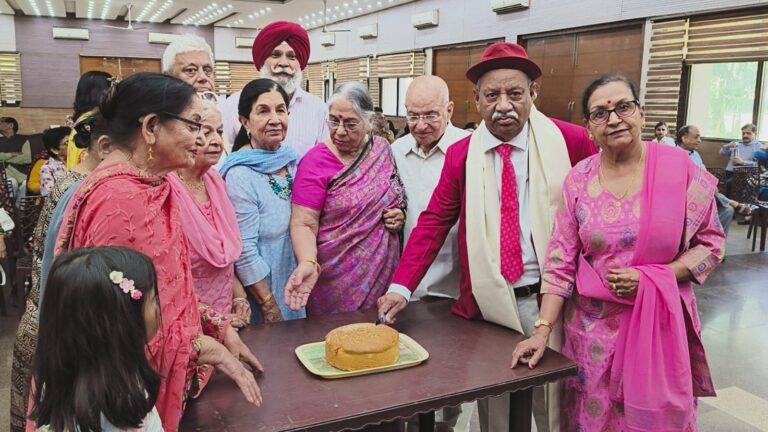 सीनियर सिटीजन वेलफेयर एसोसिएशन ने अक्तूबर महीने में जन्मे वरिष्ठ सदस्यों का जन्मदिन धूमधाम से मनाया