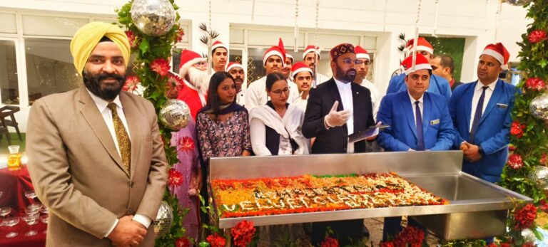 वेलवेट क्लार्क्स एक्सोटिका जीरकपुर में धूमधाम से मनाई गई केक मिक्सिंग सेरेमनी