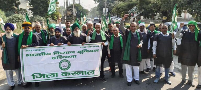 धान घोटाले की ‘काली जांच’ पर भडक़े किसान, काले कपड़े पहन फूटा ग़ुस्सा