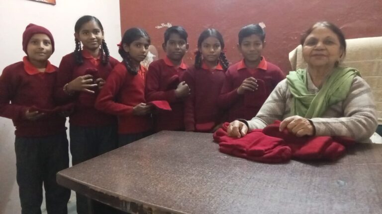 तथास्तु चैरिटेबल स्कूल में बच्चों को बांटी गर्म टोपियां