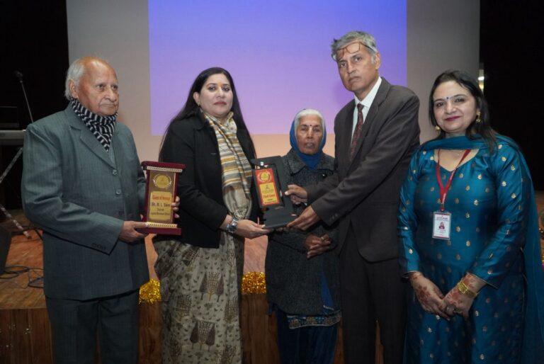 माता-पिता बच्चों के पहले और सबसे प्रभावशाली रोल मॉडल होते हैं, इसलिए उन्हें स्वयं उदाहरण प्रस्तुत करना चाहिए: डॉ. मोनिका बी. सूद