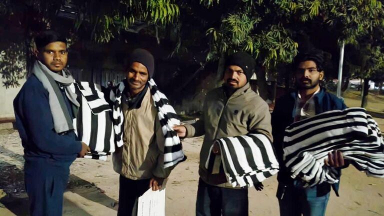 युवा नीतीश ने दोस्तों के साथ मिलकर बांटी गरमाहट : GMCH 32 के पार्क में सर्दी से लड़ रहे लोगों को बाँटा कंबल