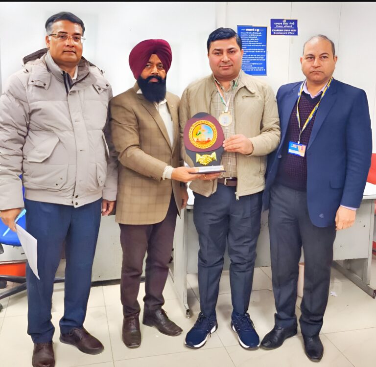 गणतंत्र दिवस पर LIC में 28 वर्षों की सेवा के लिए रितेश भाटिया सम्मानित