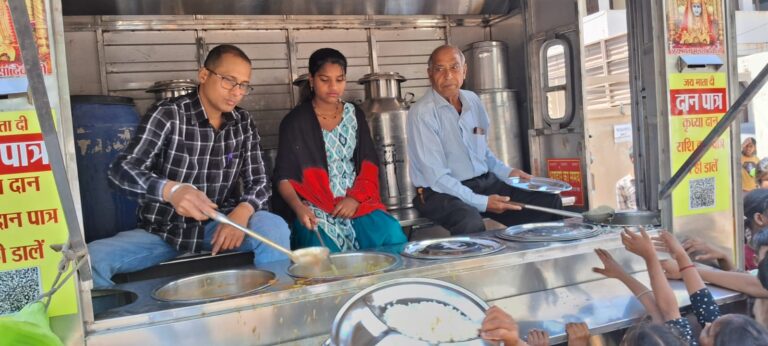 पुरुषोत्तम दास रूंगटा चैरिटेबल ट्रस्ट ने लगाया भंडारा